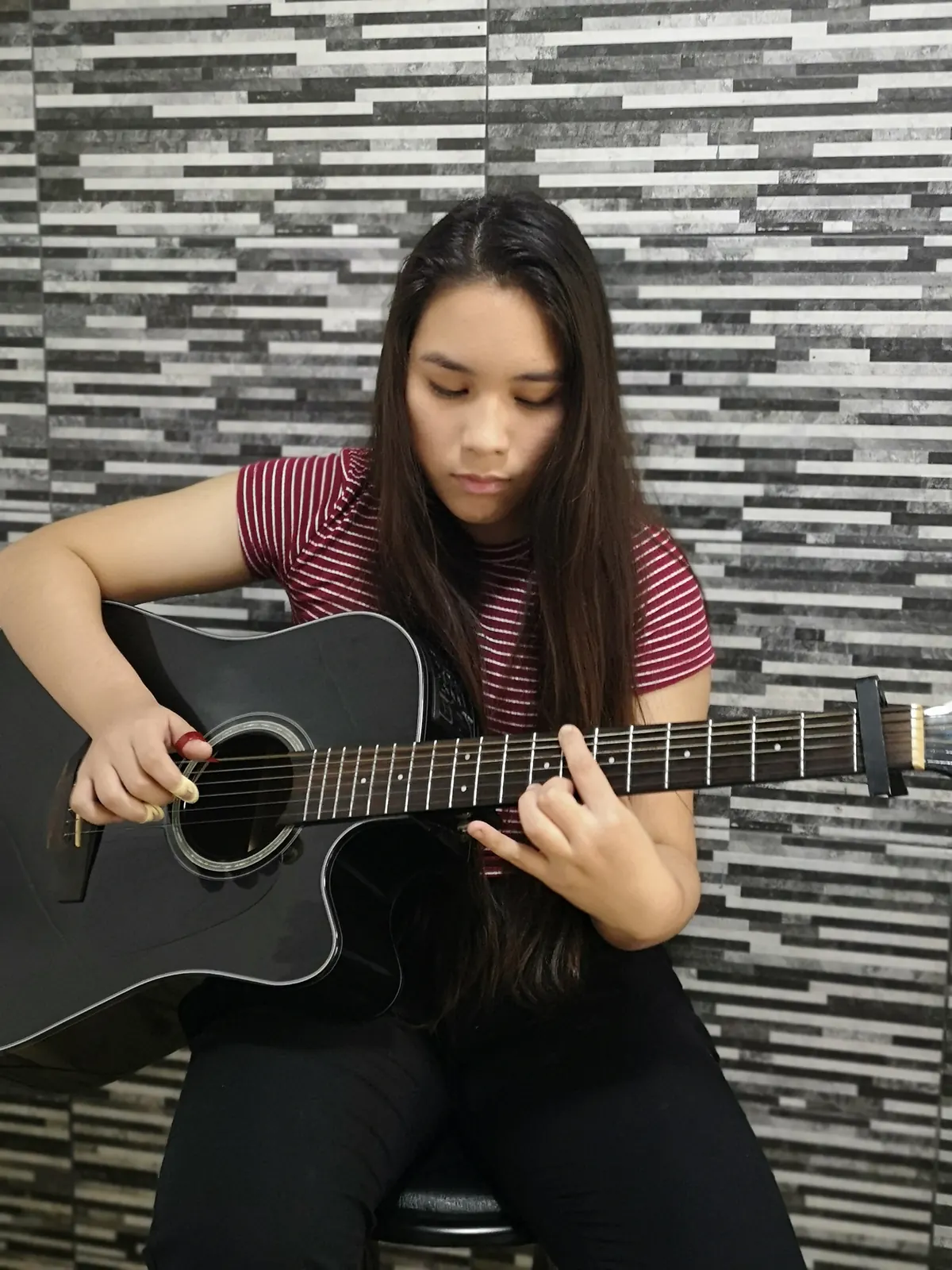 Alumna en su clase de guitarra