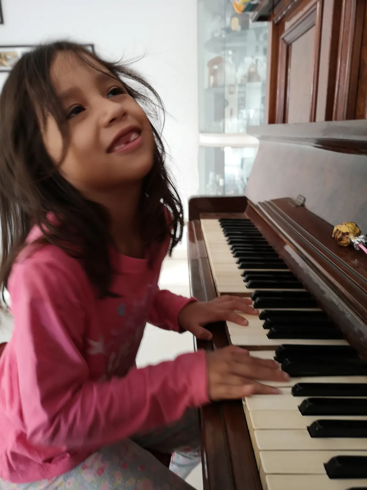 Niña en su clase de piano